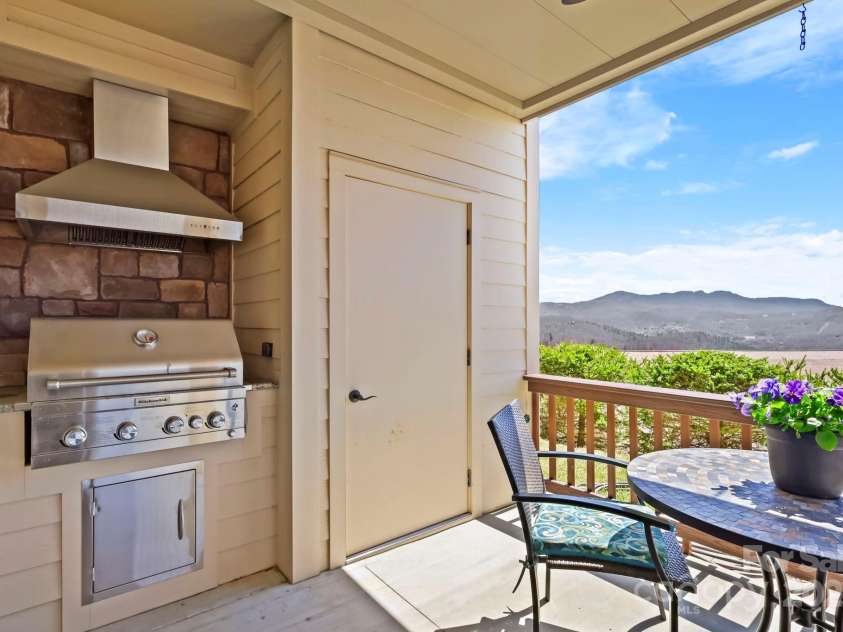 520 Penny Lane, Banner Elk, NC 28604.  MLS# CAR4244171, YatesRealty ID 7402. Buit in Natural Gas Grill