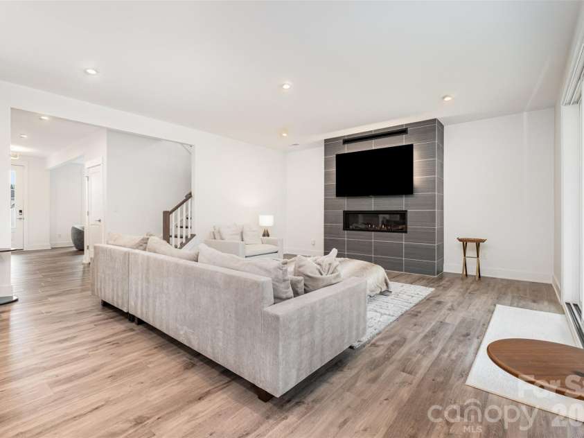5216 Mint Harbor Way, Charlotte, NC 28269.  MLS# CAR4316519, YatesRealty ID 7403. Oversized great room