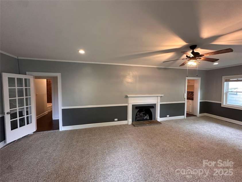 131 Glendale Avenue, Concord, NC 28025.  MLS# CAR4190131, YatesRealty ID 7408. Huge Living Room w/ Fireplace