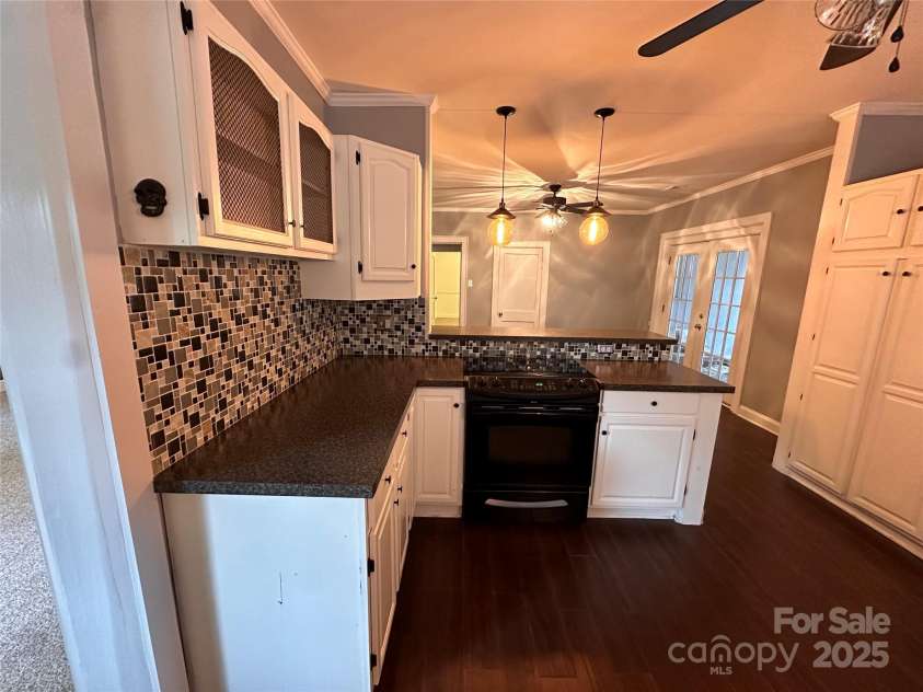 131 Glendale Avenue, Concord, NC 28025.  MLS# CAR4190131, YatesRealty ID 7408. Kitchen