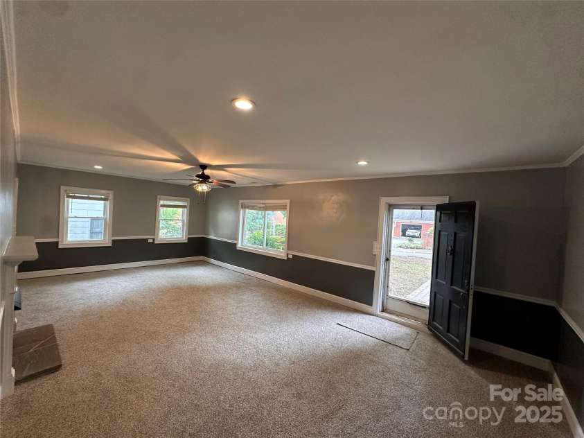 131 Glendale Avenue, Concord, NC 28025.  MLS# CAR4190131, YatesRealty ID 7408. Living Room Entry Lots of Light & Windows