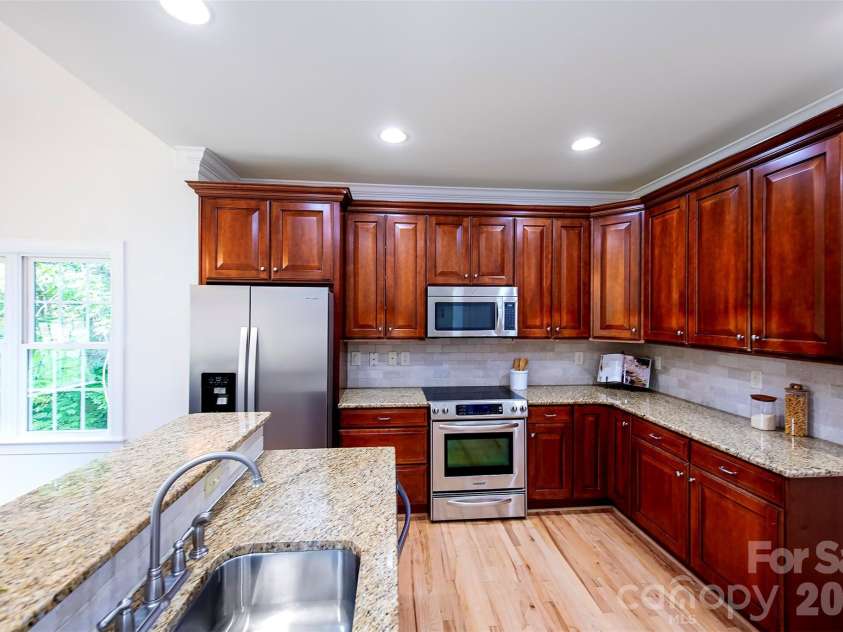939 Linda Lane, Charlotte, NC 28211.  MLS# CAR4360605, YatesRealty ID 7408. 
