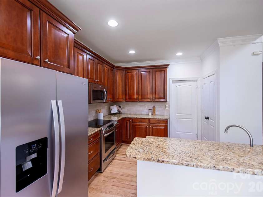 939 Linda Lane, Charlotte, NC 28211.  MLS# CAR4360605, YatesRealty ID 7408. 