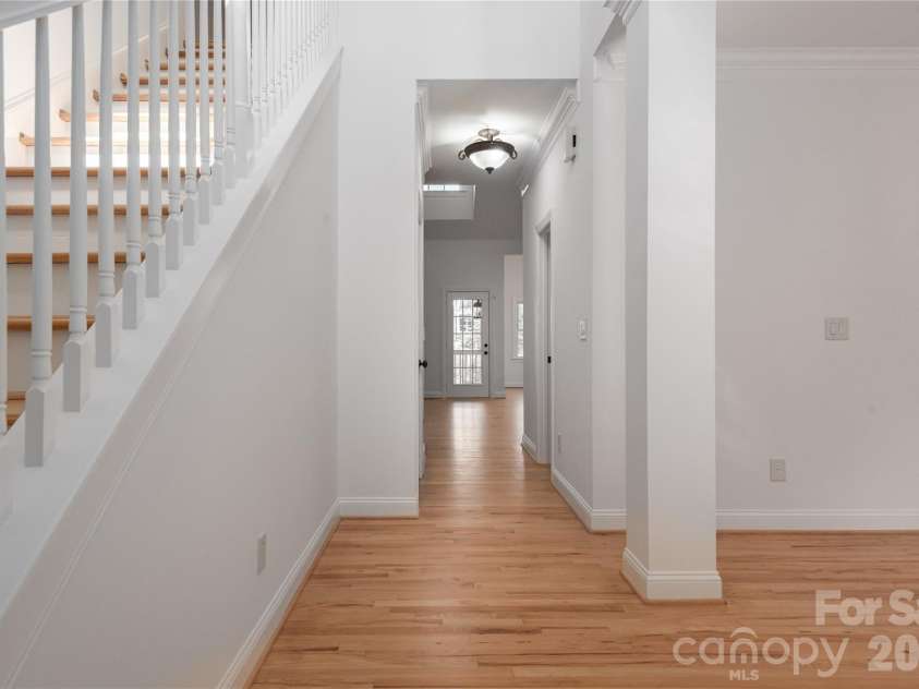 939 Linda Lane, Charlotte, NC 28211.  MLS# CAR4360605, YatesRealty ID 7408. Entry Hall
