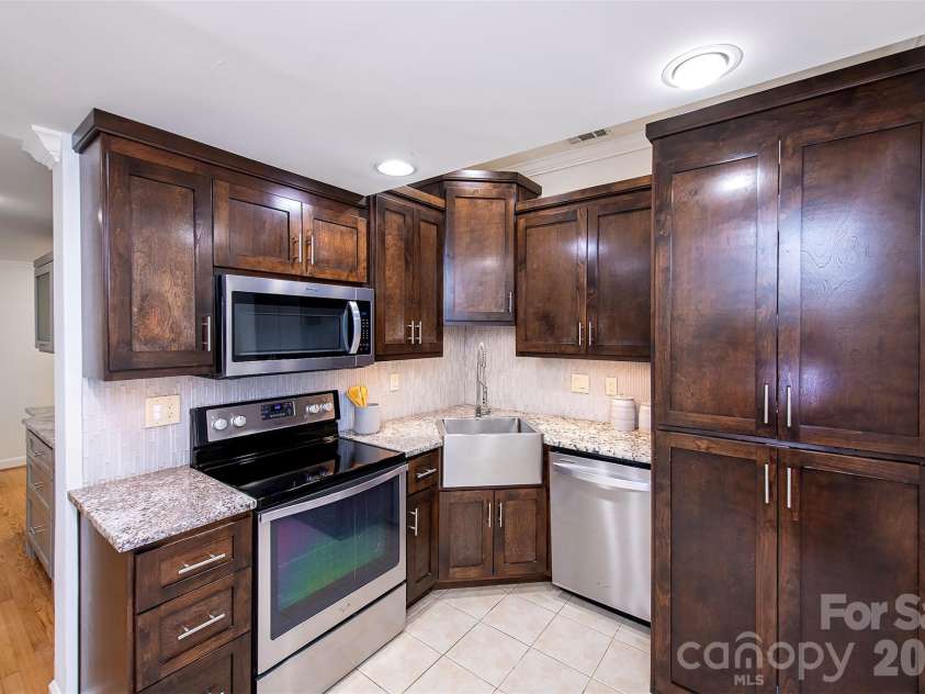 939 Linda Lane, Charlotte, NC 28211.  MLS# CAR4360605, YatesRealty ID 7408. Full kitchen in Basement