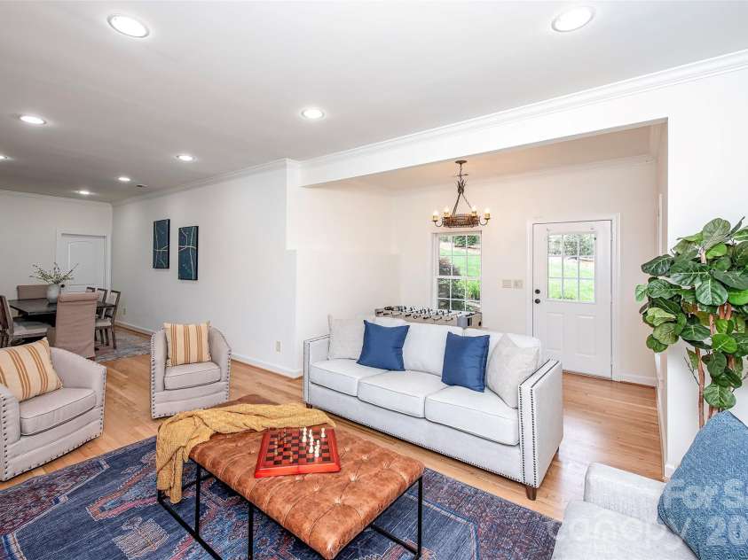939 Linda Lane, Charlotte, NC 28211.  MLS# CAR4360605, YatesRealty ID 7408. Full Walk-out basement - perfect for entertaining!
