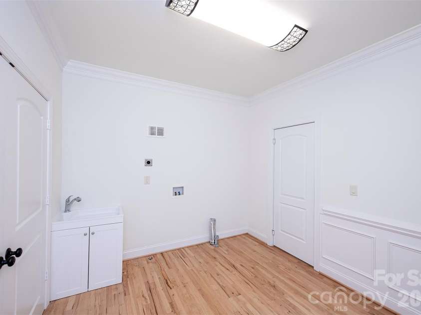 939 Linda Lane, Charlotte, NC 28211.  MLS# CAR4360605, YatesRealty ID 7408. Laundry Room + muliti-purpose room 