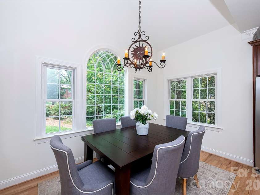 939 Linda Lane, Charlotte, NC 28211.  MLS# CAR4360605, YatesRealty ID 7408. Light filled breakfast room