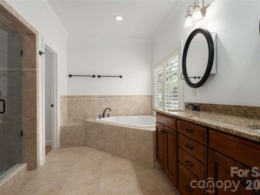 939 Linda Lane, Charlotte, NC 28211.  MLS# CAR4360605, YatesRealty ID 7408. Primary Bath
