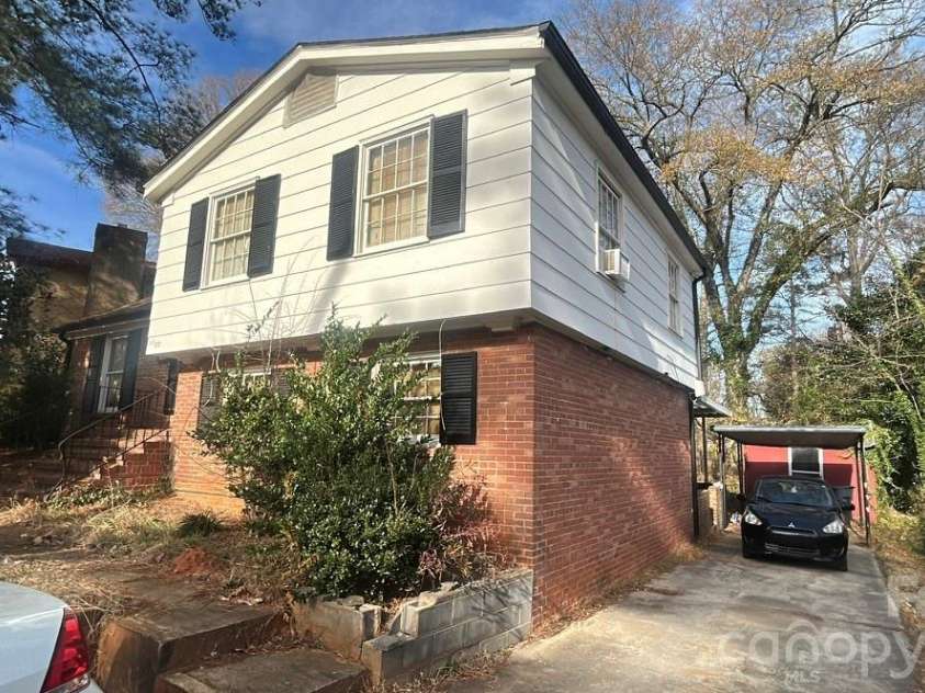 1100 Penrose Lane, Charlotte, NC 28217.  MLS# CAR4352733, YatesRealty ID 7409. 