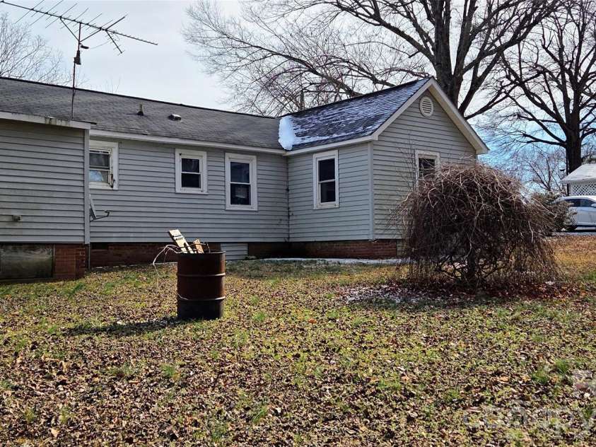 833 Dennis Street, Troy, NC 27371.  MLS# CAR4336876, YatesRealty ID 7415. 