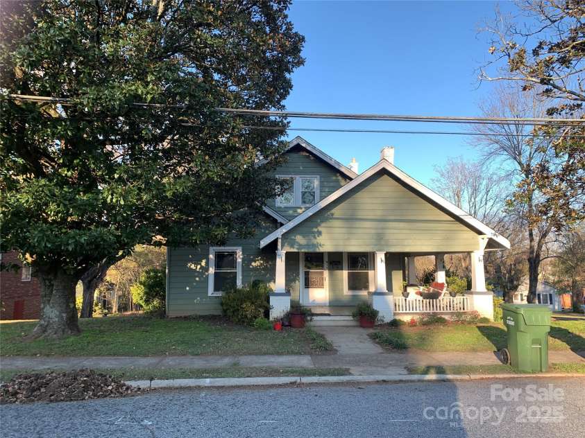 913 9th Avenue, Hickory, NC 28601.  MLS# CAR4216682, YatesRealty ID 7416. 