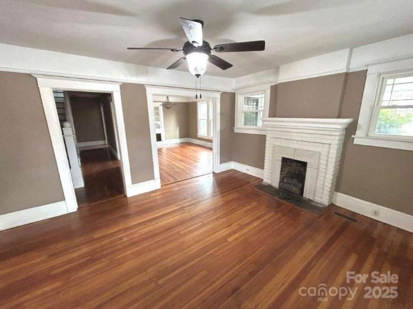 913 9th Avenue, Hickory, NC 28601.  MLS# CAR4216682, YatesRealty ID 7416. 