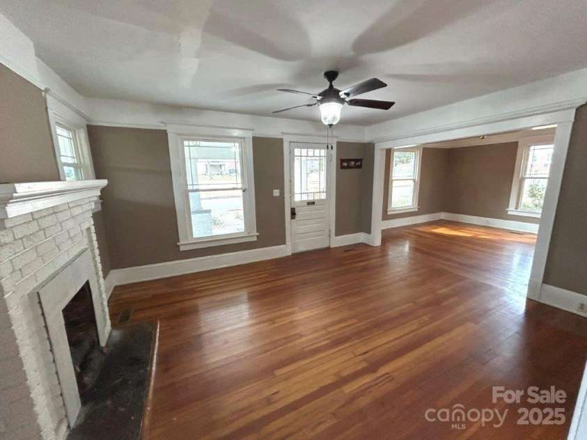 913 9th Avenue, Hickory, NC 28601.  MLS# CAR4216682, YatesRealty ID 7416. 