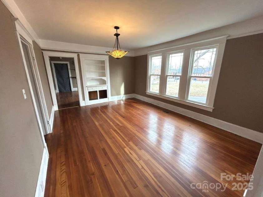 913 9th Avenue, Hickory, NC 28601.  MLS# CAR4216682, YatesRealty ID 7416. 