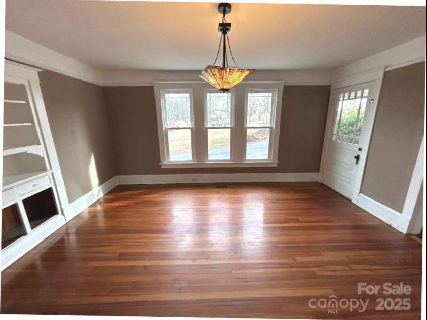 913 9th Avenue, Hickory, NC 28601.  MLS# CAR4216682, YatesRealty ID 7416. 