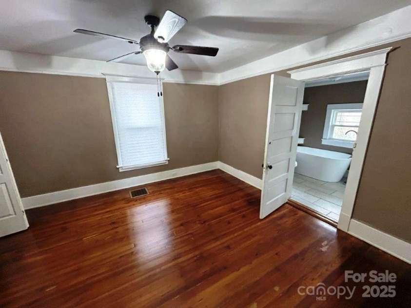 913 9th Avenue, Hickory, NC 28601.  MLS# CAR4216682, YatesRealty ID 7416. 