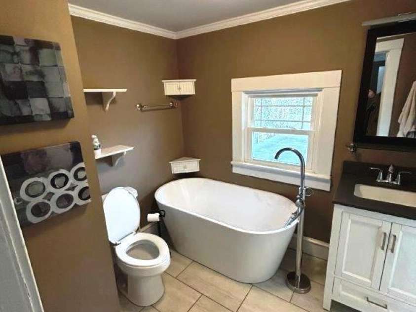 913 9th Avenue, Hickory, NC 28601.  MLS# CAR4216682, YatesRealty ID 7416. 