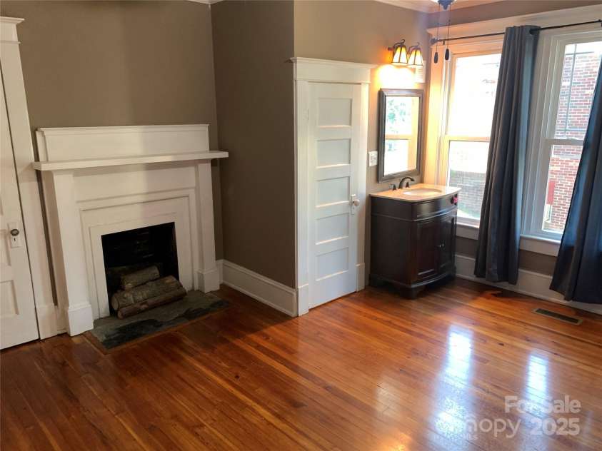 913 9th Avenue, Hickory, NC 28601.  MLS# CAR4216682, YatesRealty ID 7416. 