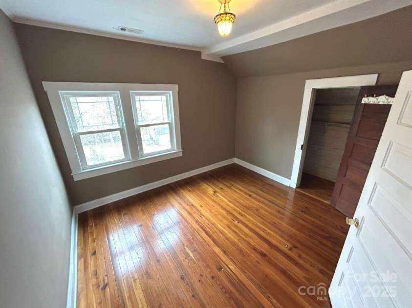 913 9th Avenue, Hickory, NC 28601.  MLS# CAR4216682, YatesRealty ID 7416. 