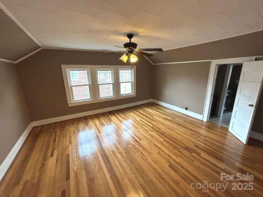 913 9th Avenue, Hickory, NC 28601.  MLS# CAR4216682, YatesRealty ID 7416. 