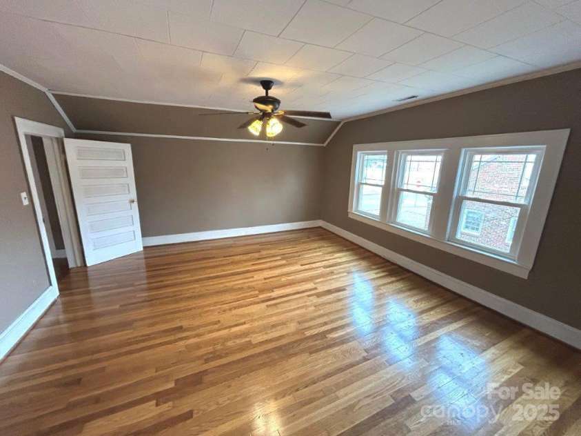 913 9th Avenue, Hickory, NC 28601.  MLS# CAR4216682, YatesRealty ID 7416. 