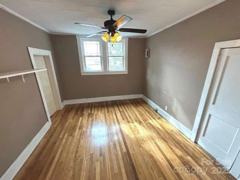 913 9th Avenue, Hickory, NC 28601.  MLS# CAR4216682, YatesRealty ID 7416. 