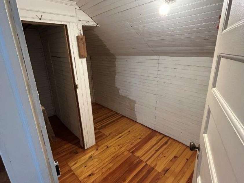 913 9th Avenue, Hickory, NC 28601.  MLS# CAR4216682, YatesRealty ID 7416. 