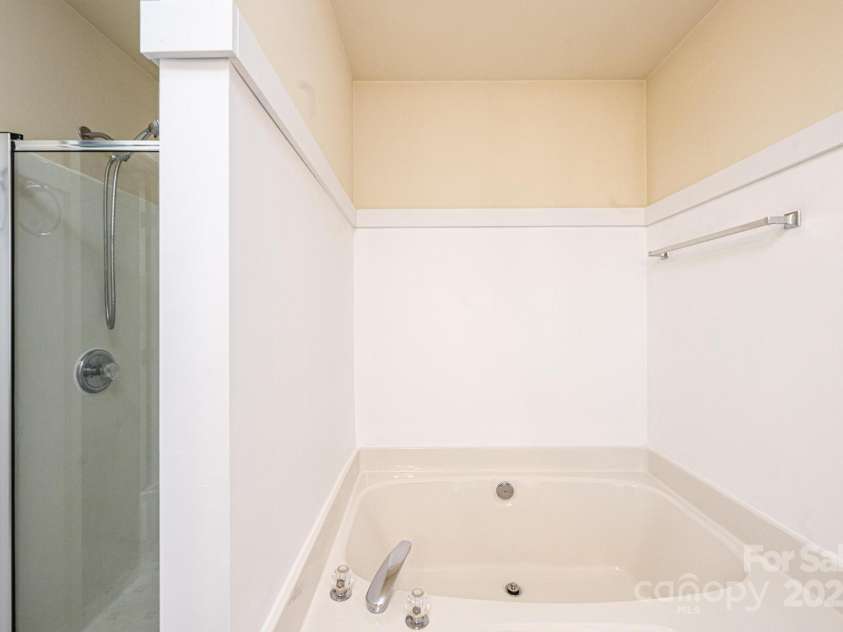 102 Brewster Court, Mooresville, NC 28115.  MLS# CAR4223330, YatesRealty ID 7417. Shower and tub