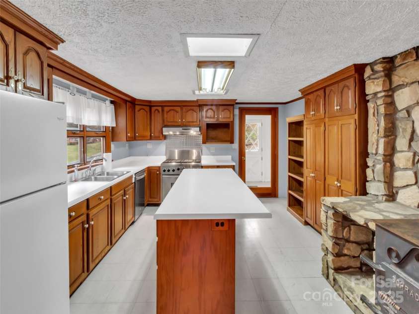 18 & 44 Sierra Point, Waynesville, NC 28786.  MLS# CAR4333158, YatesRealty ID 742. 