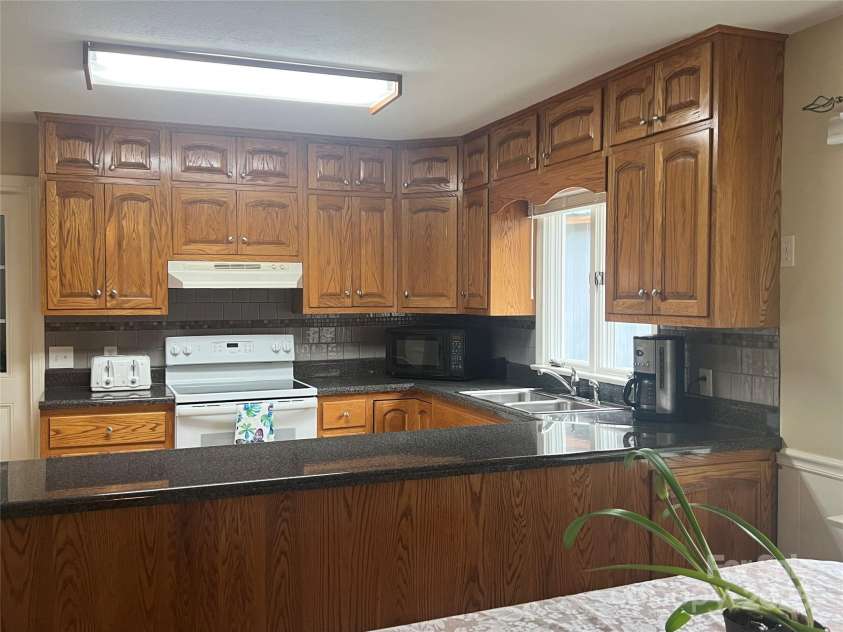 3870 Kanuga Road, Hendersonville, NC 28739.  MLS# CAR4209718, YatesRealty ID 7420. Bright Kitchen with Tile Backsplash