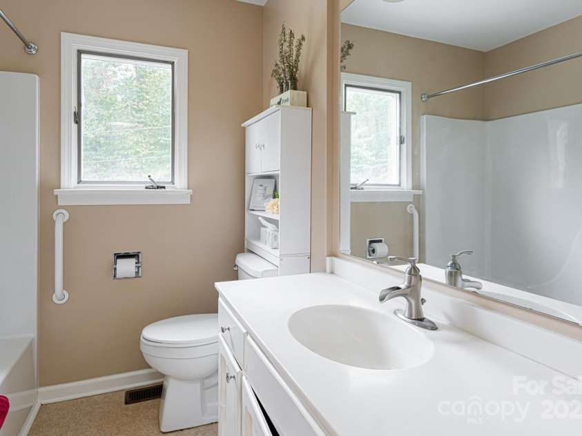 3870 Kanuga Road, Hendersonville, NC 28739.  MLS# CAR4209718, YatesRealty ID 7420. Full Bath