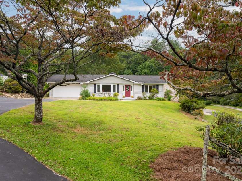 3870 Kanuga Road, Hendersonville, NC 28739.  MLS# CAR4209718, YatesRealty ID 7420. Garage on Main Level