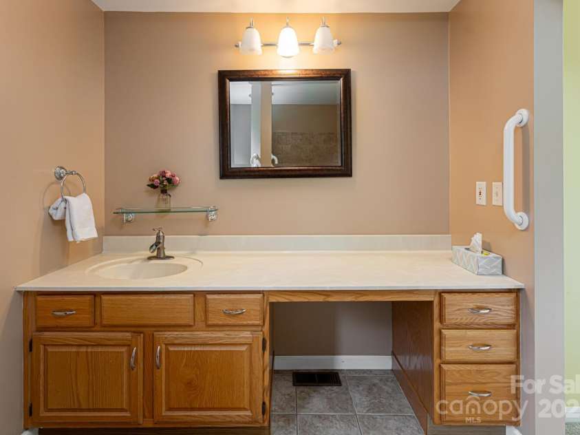 3870 Kanuga Road, Hendersonville, NC 28739.  MLS# CAR4209718, YatesRealty ID 7420. Primary Bath