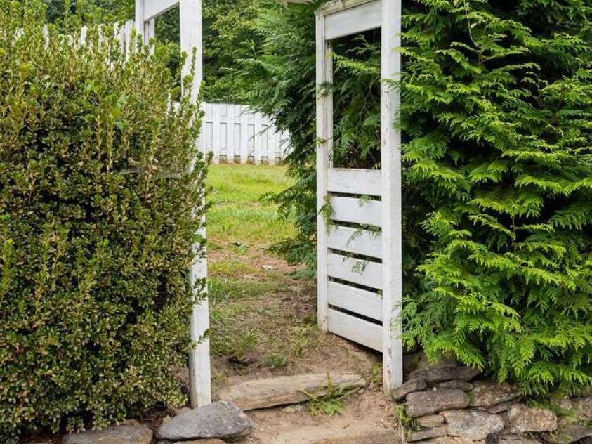 3870 Kanuga Road, Hendersonville, NC 28739.  MLS# CAR4209718, YatesRealty ID 7420. Steps to Side Yard