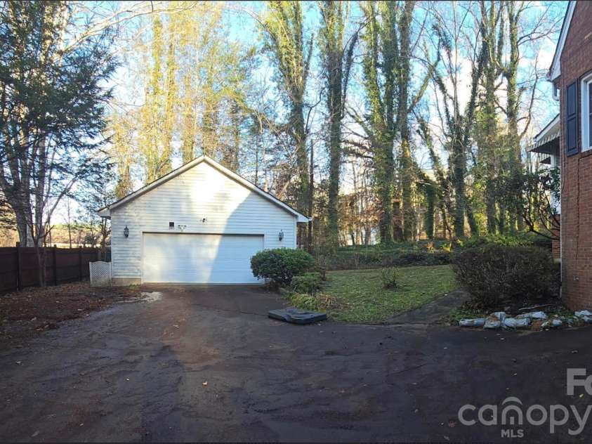 822 Westminster Circle, Lenoir, NC 28645.  MLS# CAR4325662, YatesRealty ID 7423. 