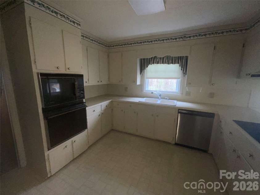 822 Westminster Circle, Lenoir, NC 28645.  MLS# CAR4325662, YatesRealty ID 7423. 