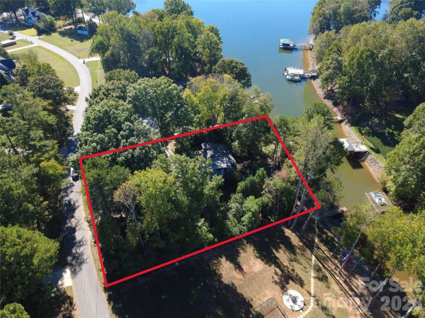 137 Hideaway Lane, Mooresville, NC 28117.  MLS# CAR4313154, YatesRealty ID 7424. 