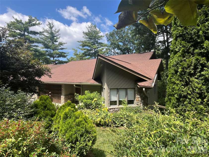 2902 Timber Trail, Asheville, NC 28804.  MLS# CAR4176254, YatesRealty ID 7425. 