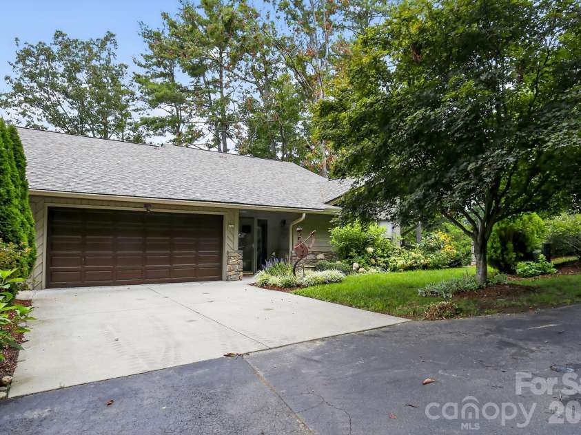 2902 Timber Trail, Asheville, NC 28804.  MLS# CAR4176254, YatesRealty ID 7425. 