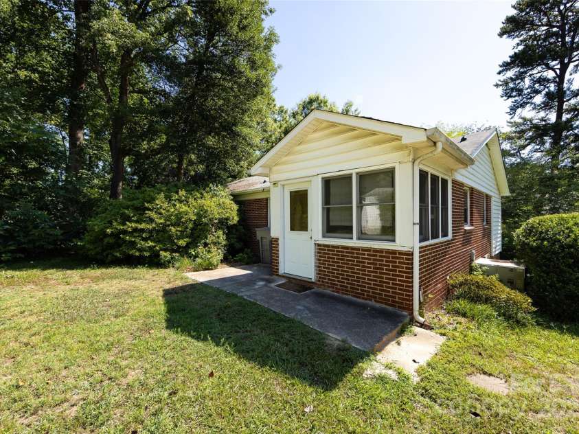 2001 Mcdonald Drive, Charlotte, NC 28216.  MLS# CAR4159315, YatesRealty ID 743. 