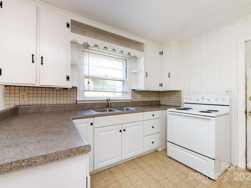 2001 Mcdonald Drive, Charlotte, NC 28216.  MLS# CAR4159315, YatesRealty ID 743. 