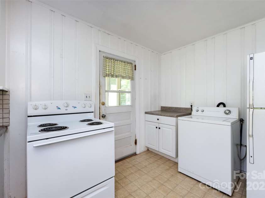 2001 Mcdonald Drive, Charlotte, NC 28216.  MLS# CAR4159315, YatesRealty ID 743. 