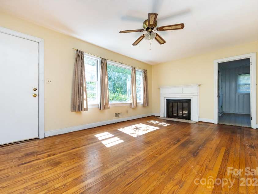 2001 Mcdonald Drive, Charlotte, NC 28216.  MLS# CAR4159315, YatesRealty ID 743. 