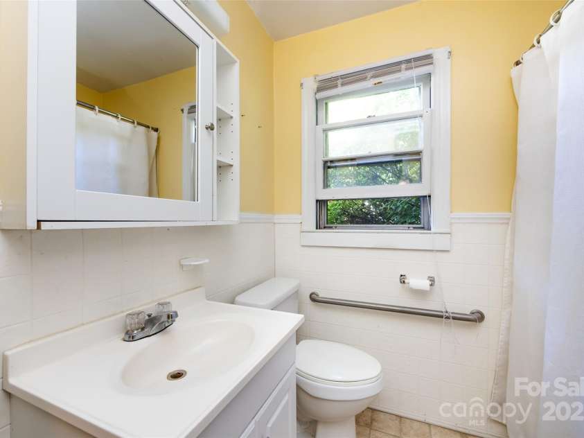 2001 Mcdonald Drive, Charlotte, NC 28216.  MLS# CAR4159315, YatesRealty ID 743. 