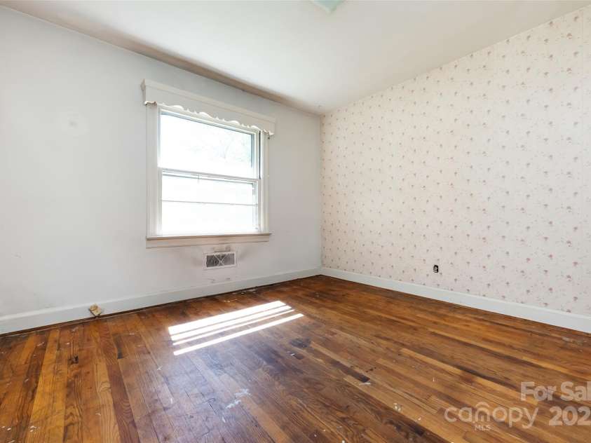 2001 Mcdonald Drive, Charlotte, NC 28216.  MLS# CAR4159315, YatesRealty ID 743. 