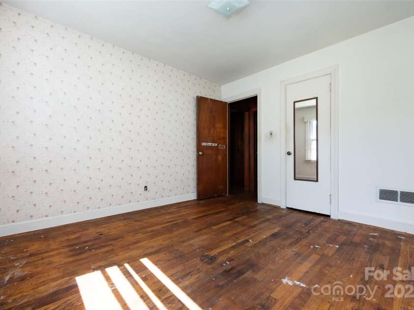 2001 Mcdonald Drive, Charlotte, NC 28216.  MLS# CAR4159315, YatesRealty ID 743. 