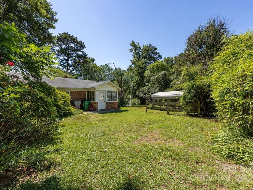 2001 Mcdonald Drive, Charlotte, NC 28216.  MLS# CAR4159315, YatesRealty ID 743. 