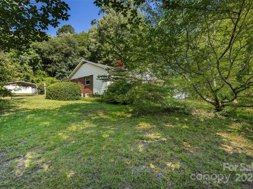 2001 Mcdonald Drive, Charlotte, NC 28216.  MLS# CAR4159315, YatesRealty ID 743. 