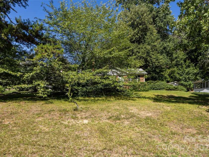 2001 Mcdonald Drive, Charlotte, NC 28216.  MLS# CAR4159315, YatesRealty ID 743. 